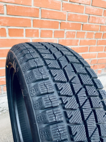 фото протектора и шины Ice Blazer Arctic SUV Шина Sailun Ice Blazer Arctic SUV 225/60 R17 103T