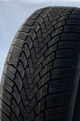 фото протектора и шины WINTERHAWKE I Шина ZMAX WINTERHAWKE I 225/40 R18 92H