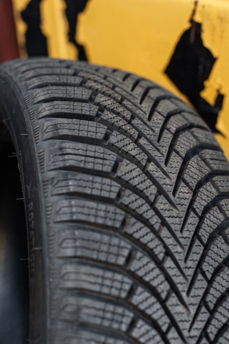 фото протектора и шины Ice Blazer Alpine+ Шина Sailun Ice Blazer Alpine+ 215/65 R15 96H